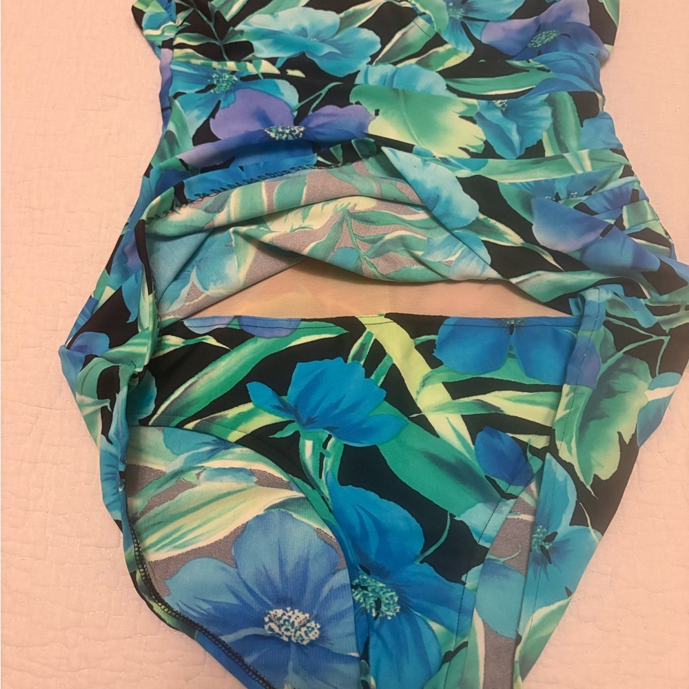 Floral Elegance Women's One Piece Swimsuit - Picture 4 of 8